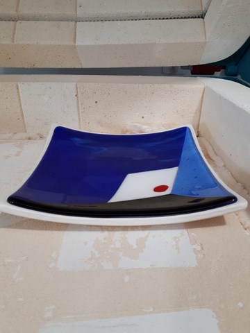 Plat bleu au point rouge en fusing- 