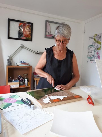 Découpe du verre à l'atelier. Réalisation d'un vitrail